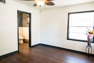 1702 E Park Ave in Victoria, TX - Building Photo - Building Photo