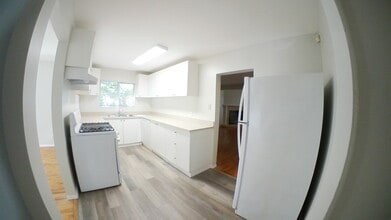 691 Blue Mountain St in Coquitlam, BC - Building Photo - Building Photo