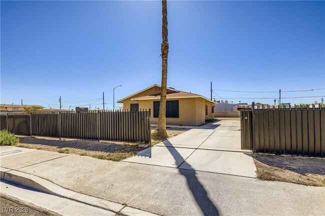 501 W Van Buren Ave in Las Vegas, NV - Building Photo - Building Photo
