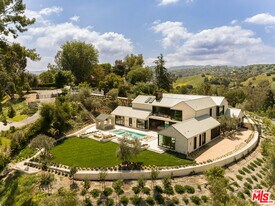 24172 Lupin Hill Rd in Hidden Hills, CA - Building Photo