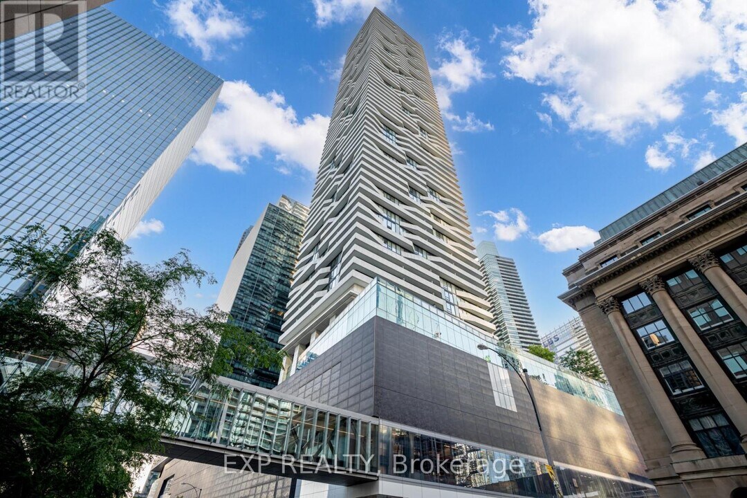 100 Harbour St in Toronto, ON - Building Photo