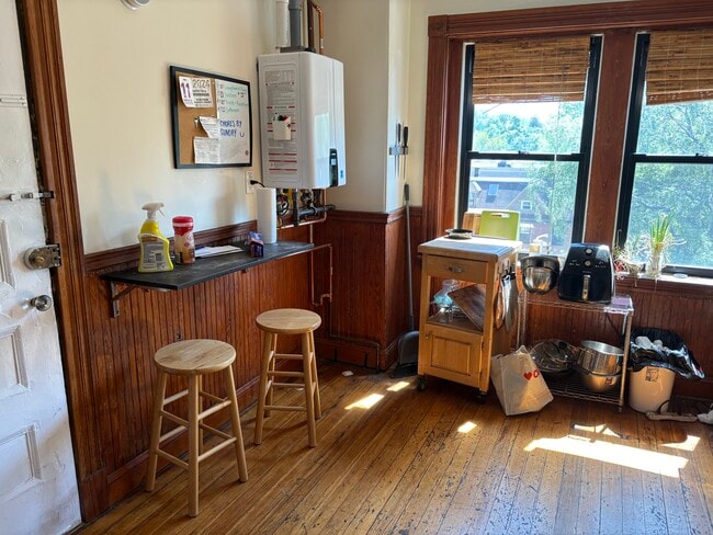 2016 Massachusetts Ave, Unit 2 in Cambridge, MA - Building Photo - Building Photo