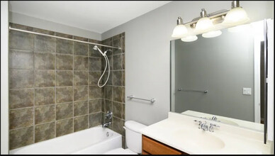 100 N Hermitage Ave, Unit 404 in Chicago, IL - Building Photo - Building Photo