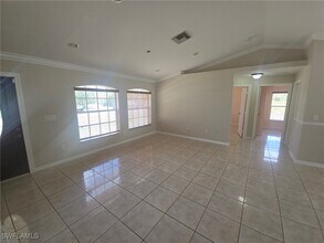 741 Alamo St E in Lehigh Acres, FL - Foto de edificio - Building Photo