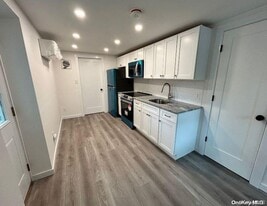 40 Talcott Dr in East Northport, NY - Building Photo