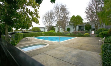 Hill Valley Apartments in Novato, CA - Foto de edificio - Building Photo