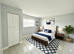 8020 N Colony Cir in Tamarac, FL - Building Photo - Building Photo