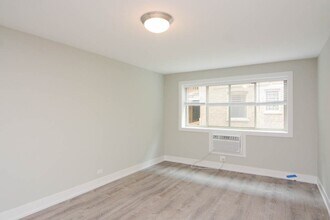 525 W Surf St, Unit A07W in Chicago, IL - Building Photo - Building Photo