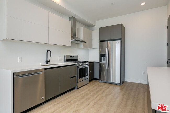 3833 Dunn Dr in Culver City, CA - Building Photo - Building Photo