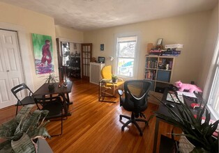 547 Broadway, Unit 2 in Somerville, MA - Foto de edificio - Building Photo