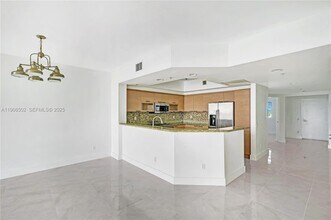 14951 Royal Oaks Ln in North Miami, FL - Building Photo - Building Photo