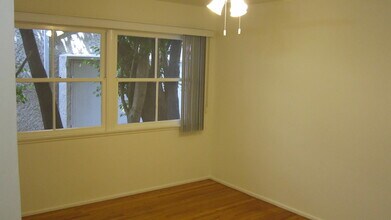 1958 1/2 S Beverly Glen Blvd, Unit 1960.5 in Los Angeles, CA - Foto de edificio - Building Photo