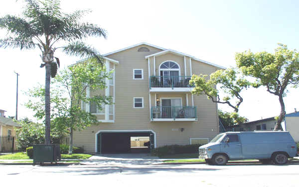 845 Redondo Ave in Long Beach, CA - Building Photo - Building Photo