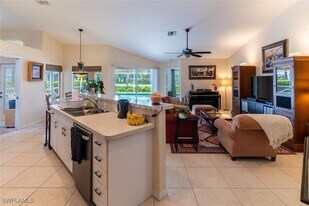 458 Countryside Dr in Naples, FL - Building Photo