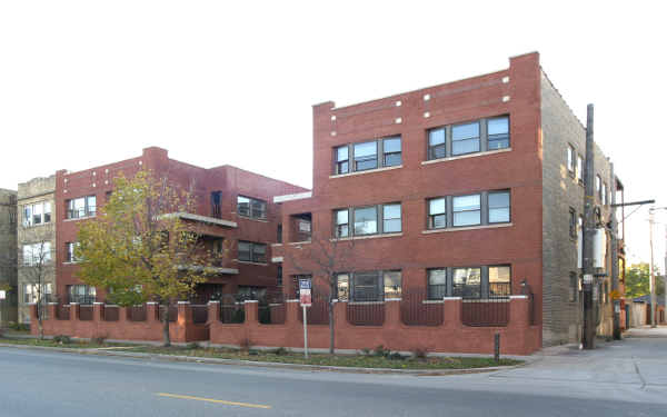 Los Balcones in Chicago, IL - Building Photo