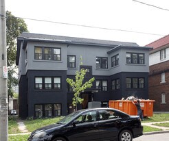 27 Sherwood Ave in Toronto, ON - Building Photo