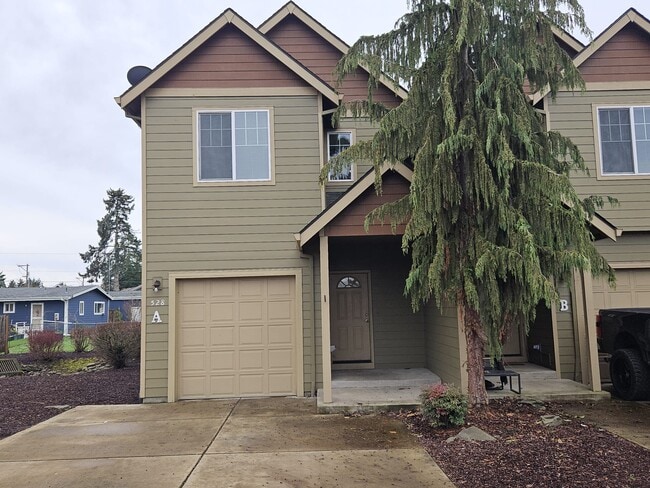 528 Fenton Ave in Molalla, OR - Foto de edificio - Building Photo