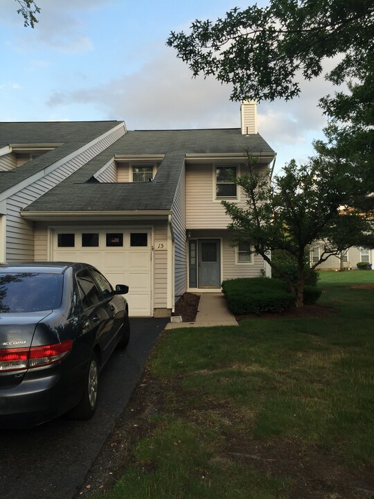 15 Tall Oaks Ct in Sayreville, NJ - Foto de edificio