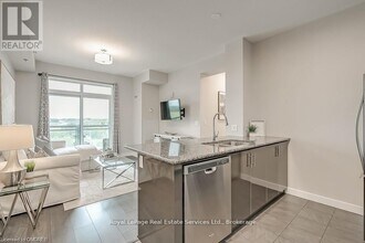 2490 Old Bronte Rd in Oakville, ON - Building Photo - Building Photo