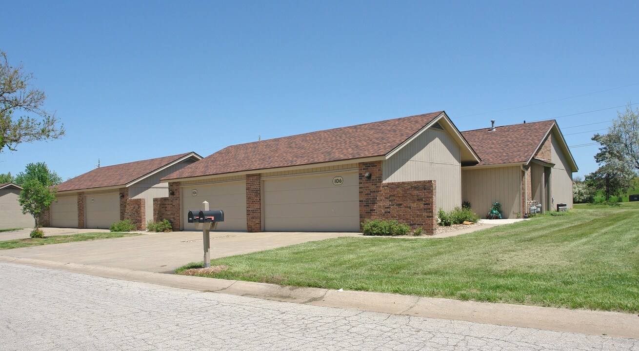 100-114 Barstow Pl in Lawrence, KS - Foto de edificio
