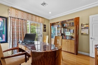 1617 N Orange Grove Ave in West Hollywood, CA - Foto de edificio - Building Photo