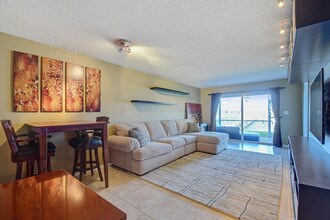 360 Wilma Cir-Unit -2 in West Palm Beach, FL - Foto de edificio - Building Photo