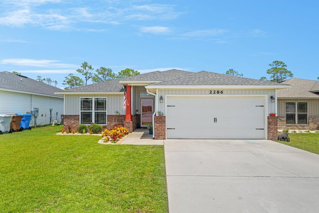 2286 Duncan Ridge Dr in Navarre, FL - Building Photo