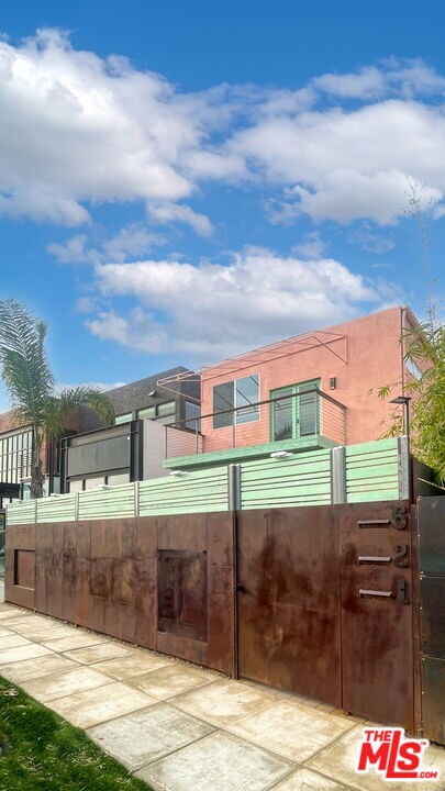 621 Rose Ave, Unit A in Los Angeles, CA - Building Photo - Building Photo