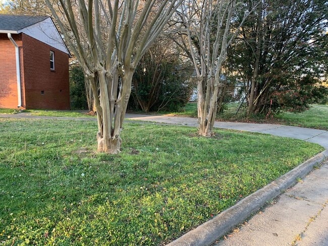 2000 Waters Dr in Raleigh, NC - Building Photo - Building Photo