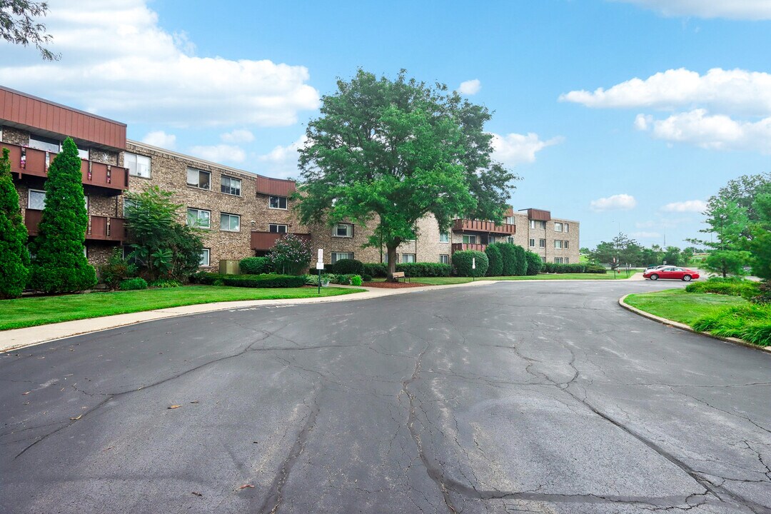 2650 Brookwood Way Dr in Rolling Meadows, IL - Building Photo