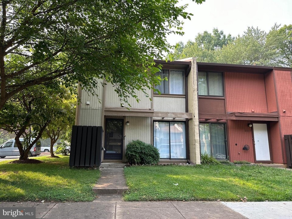 2215 Cartwright Pl in Reston, VA - Building Photo