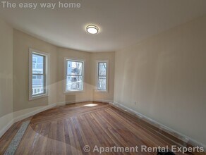 5 Lowell Cir, Unit #2 in Somerville, MA - Foto de edificio - Building Photo
