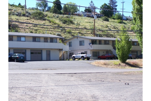 542 Riverside Dr in Klamath Falls, OR - Foto de edificio