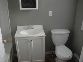 33 Howard St, Unit 2 in Waterbury, CT - Building Photo - Building Photo