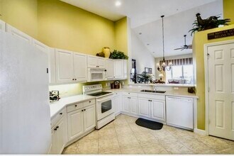 3049 Driftwood Way, Unit #3806 Second Floor in Naples, FL - Foto de edificio - Building Photo