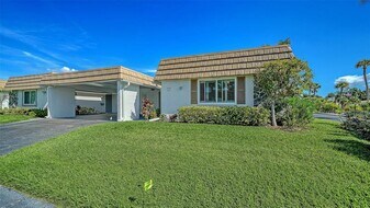 2657 Riverbluff Pkwy in Sarasota, FL - Building Photo