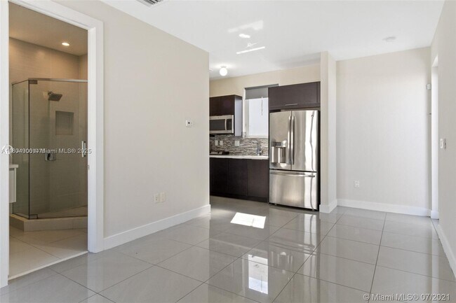 10458 NW 67th St in Doral, FL - Building Photo - Building Photo