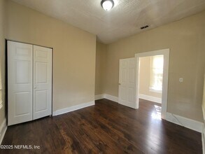 1327 Cleveland St in Jacksonville, FL - Foto de edificio - Building Photo