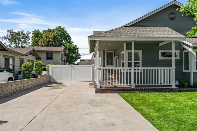 property at 1043 E Palmyra Ave
