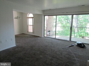 6 Canterbury Square in Alexandria, VA - Building Photo - Building Photo