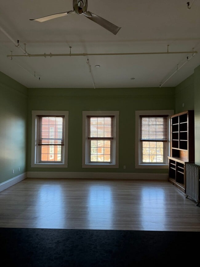 76 Main St, Unit Charming 2-Bedroom in Waterville, ME - Building Photo - Building Photo