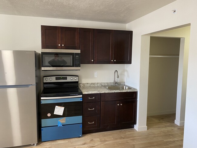 570 W Main St, Unit Green River Inn Apartment