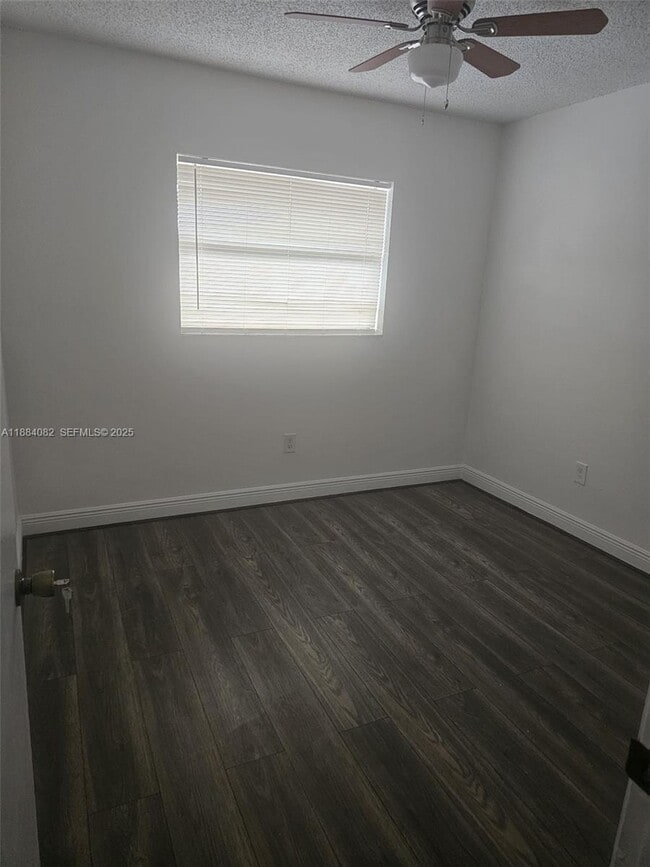 5461 W 24th Ave in Hialeah, FL - Building Photo - Building Photo