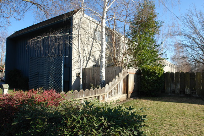 Rio Townhouses in Chico, CA - Building Photo - Building Photo