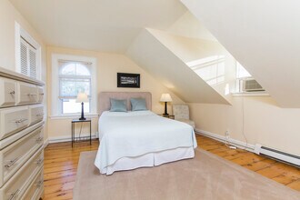 95 Coggeshall Ave, Unit 4 in Newport, RI - Building Photo - Building Photo