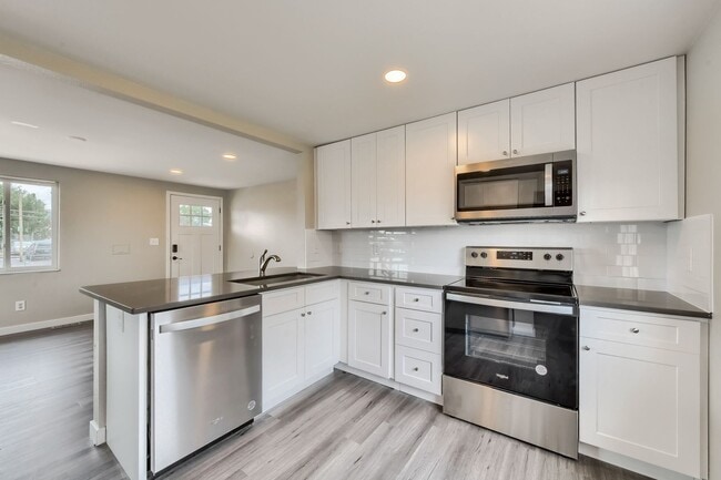 6045 W Byers Pl in Lakewood, CO - Foto de edificio - Building Photo