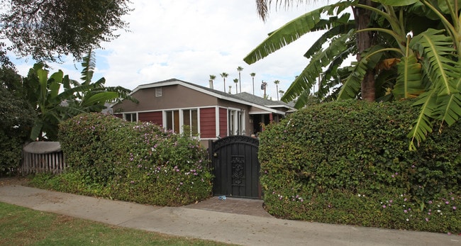 Palm Terrace Apartments in Long Beach, CA - Building Photo - Building Photo