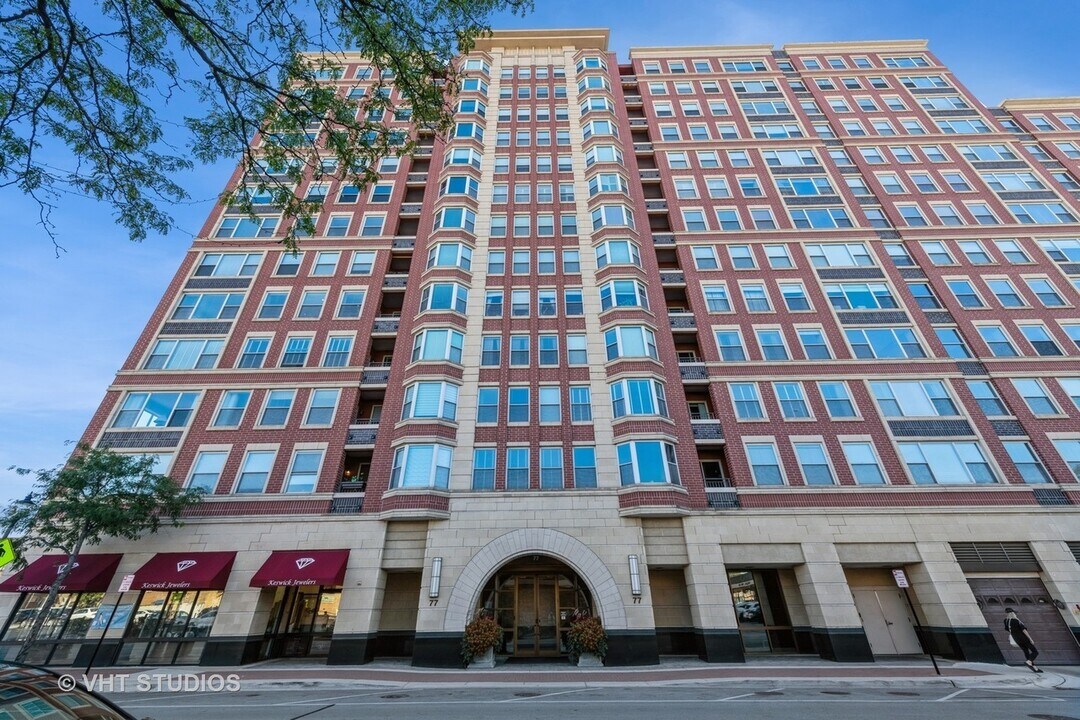 77 S Evergreen Ave in Arlington Heights, IL - Building Photo