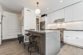 795 College St in Toronto, ON - Building Photo - Building Photo