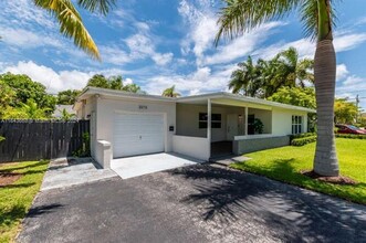 2075 S Hibiscus Dr in North Miami, FL - Foto de edificio - Building Photo